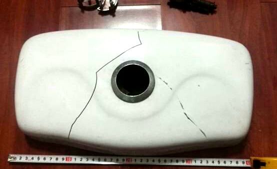 马桶瓷器裂了怎么处理好(马桶瓷体有裂缝漏水怎么修复)