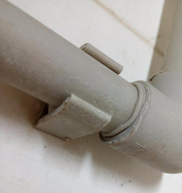 墙砖上打孔固定水管(墙砖水管开孔用什么机器)