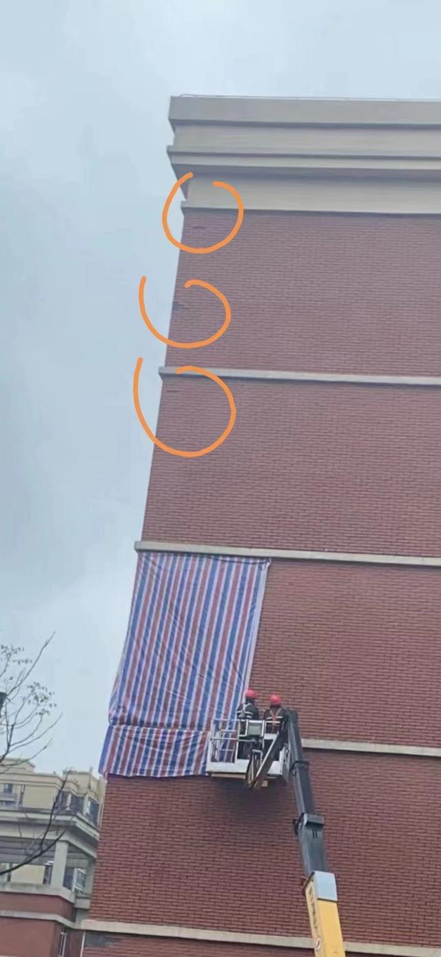 外墙瓷砖脱落彻底解决方法(外墙上瓷砖脱落怎么办,真怕砸到人)