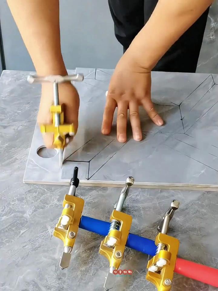 瓷砖现场切割还是厂家切割(瓷砖由厂家切割需要加工费吗)