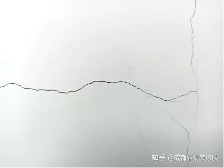 墙面砖开裂原因及处理办法视频(墙面砖开裂原因及处理办法视频教程)